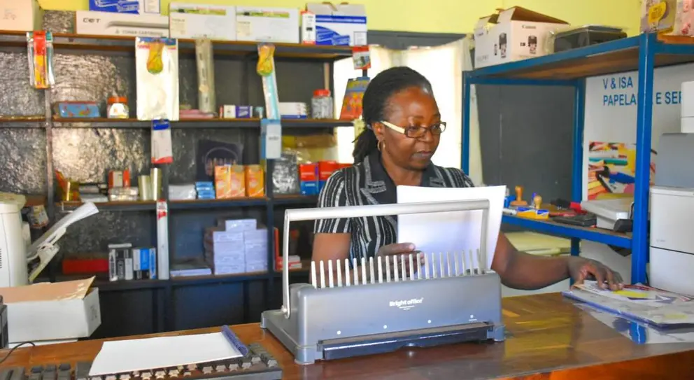 Con el pr&eacute;stamo inicial, Cris&aacute;lia Nhambi ha ampliado su papeler&iacute;a. GAPI / FUNDACI&Oacute;N LA CAIXA