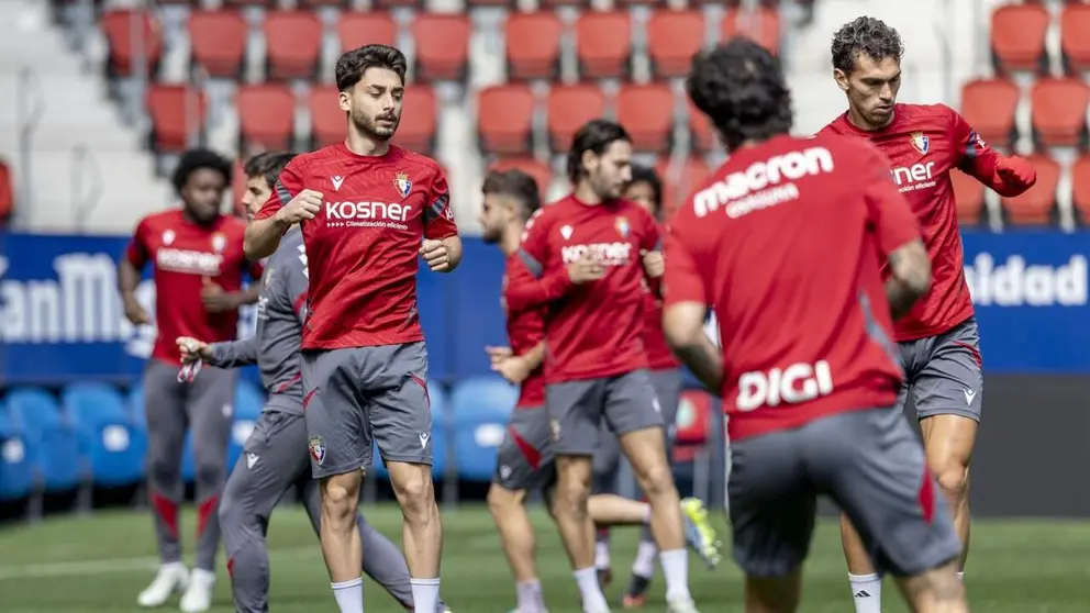 Los jugadores rojillos calientan en el estadio de El Sadar. CA Osasuna.
