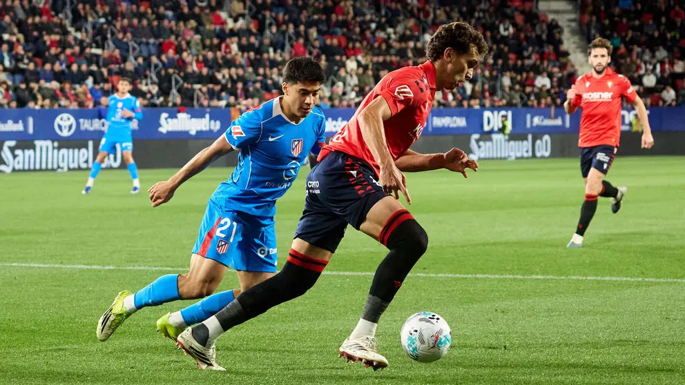 Obed Vargas (21. Atletico Madrid) y Lucas Torr&oacute; (6. CA Osasuna) durante el partido de La Liga EA Sports entre CA Osasuna y Atl&eacute;tico Madrid disputado en el estadio de El Sadar en Pamplona. I&Ntilde;IGO ALZUGARAY