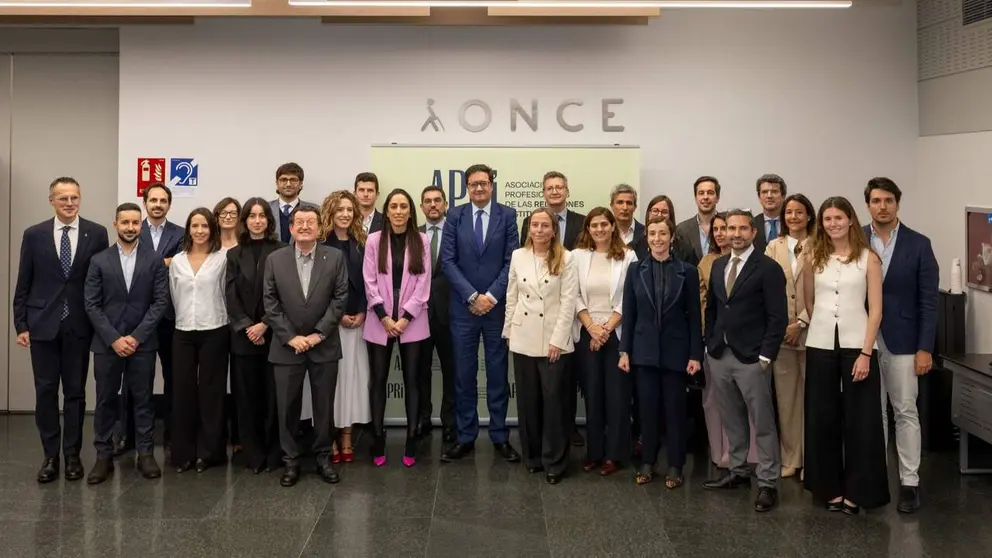 Foto grupal de la presentaci&oacute;n del informe &lsquo;Asuntos P&uacute;blicos y Lobby. Radiograf&iacute;a de la profesi&oacute;n en Espa&ntilde;a 2025&rsquo;. UNIVERSIDAD DE NAVARRA