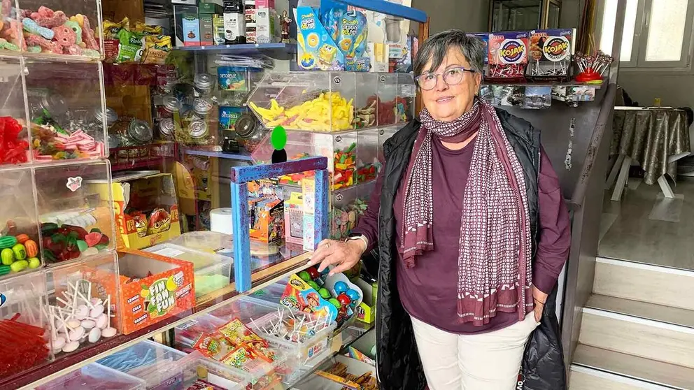 Dolores Echarte en su tienda de chucher&iacute;as en Aoiz. Navarra.com