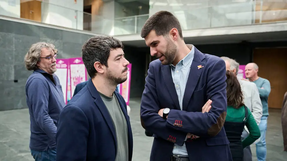 Miguel Garrido y Carlos Guzm&aacute;n, de Contigo Navarra, durante el Pleno del Parlamento de Navarra. PABLO LASAOSA