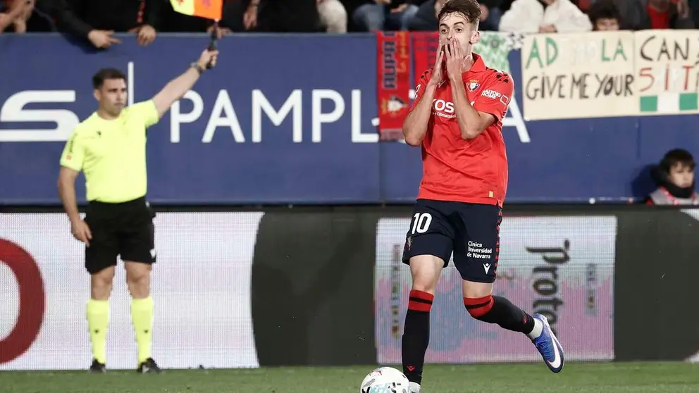El centrocampista de Osasuna Aimar Oroz (d) se lamenta durante el partido de la jornada 36 de LaLiga que disputan CA Osasuna y Atl&eacute;tico de Madrid, este martes en el estadio de El Sadar, en Pamplona. EFE/ Jes&uacute;s Diges