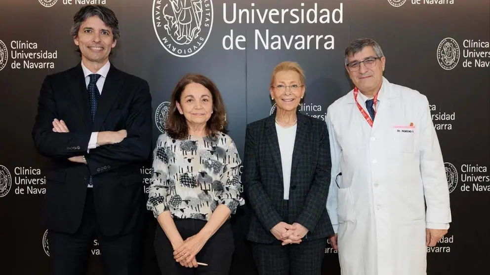 La Dra. Gal&aacute;n (Hospital Fundaci&oacute;n Alcorc&oacute;n) y la Dra. Mu&ntilde;oz (Hospital 12 de octubre) entre los doctores Fern&aacute;ndez Montero y Moreno de la Cl&iacute;nica Universidad de Navarra.
