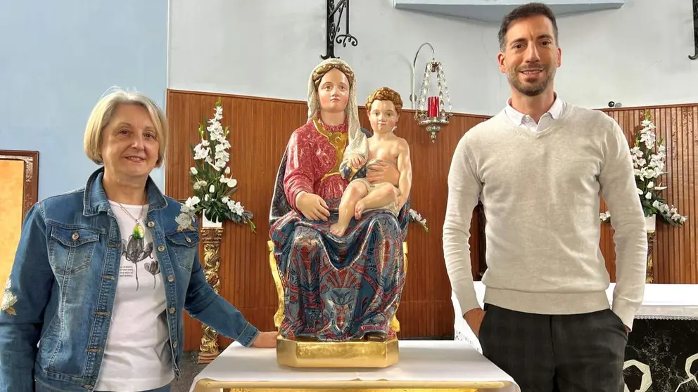 Benita Urbiola, de la junta de la Cofrad&iacute;a de la Monlora, y Jorge Urd&aacute;noz, autor de la r&eacute;plica. IGLESIA NAVARRA