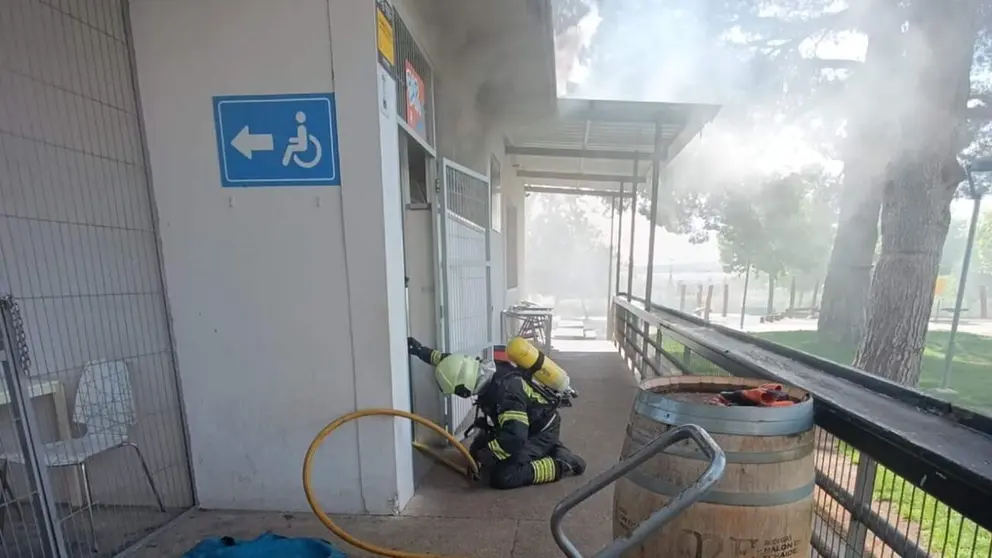 Un bombero interviene en el incendio en un bar de Cascante. BOMBEROS DE NAVARRA
