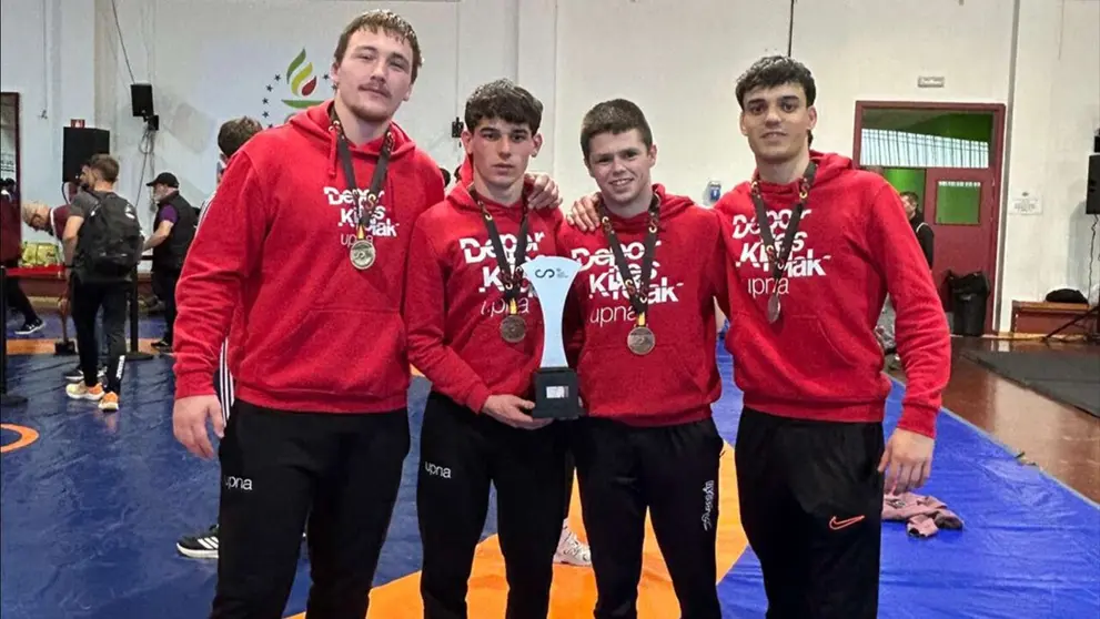Equipo de lucha, con su trofeo. De izq. a dcha.: Aimar Alz&oacute;n (oro), Pablo Giron&eacute;s (bronce), Sergio Vallez (bronce) e I&ntilde;igo Giron&eacute;s (plata). UNIVERSIDAD P&Uacute;BLICA DE NAVARRA