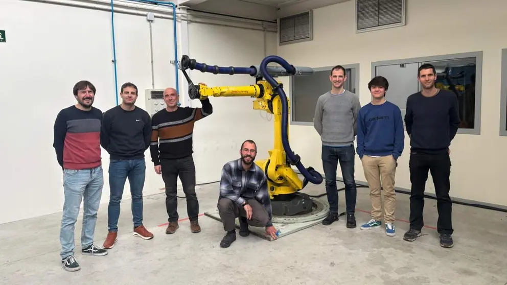 Entrega de uno de los robots de Volkswagen Navarra. UPNA