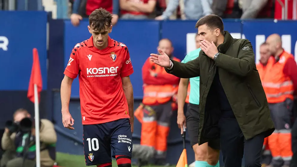 Aimar Oroz (10. CA Osasuna) y Alessio Lisci (entrenador CA Osasuna) durante el partido de La Liga EA Sports entre CA Osasuna y RCD Espanyol disputado en el estadio de El Sadar en Pamplona. I&Ntilde;IGO ALZUGARAY