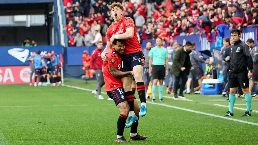 Los jugadores de Osasuna celebran el gol de V&iacute;ctor Mu&ntilde;oz (1-1) durante el partido de La Liga EA Sports entre CA Osasuna y RCD Espanyol disputado en el estadio de El Sadar en Pamplona. I&Ntilde;IGO ALZUGARAY