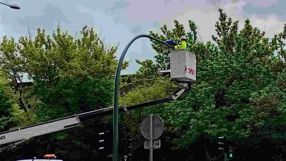 Un operario instalando el radar sobre el sem&aacute;foro de la Avenida del Ej&eacute;rcito. NAVARRA.COM