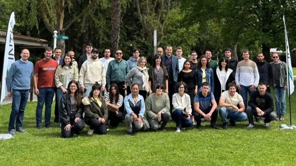 El director general de Desarrollo Rural, Rub&eacute;n Go&ntilde;i (centro), con las personas que han recibido el diploma y representantes de INTIA. GOBIERNO DE NAVARRA