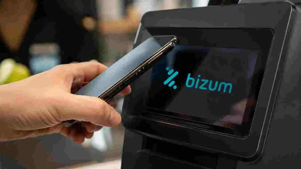 Una persona paga con bizum en un comercio directamente desde su tel&eacute;fono.