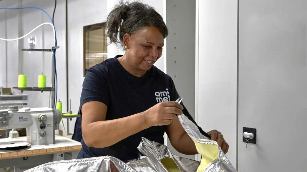 Una mujer cosiendo en un taller. FUNDACI&Oacute;N LA CAIXA