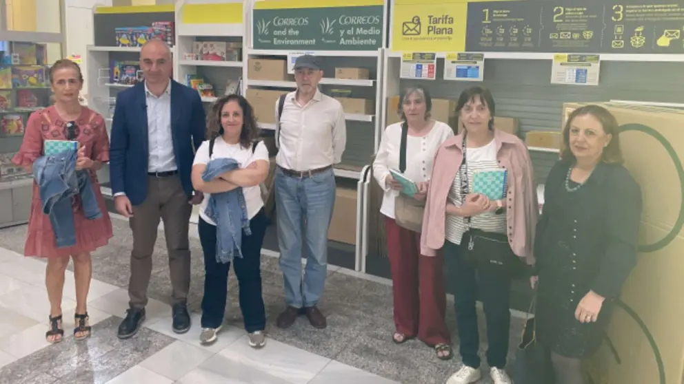 Imagen de la visita a la sede de Correos en Pamplona. CEDIDA