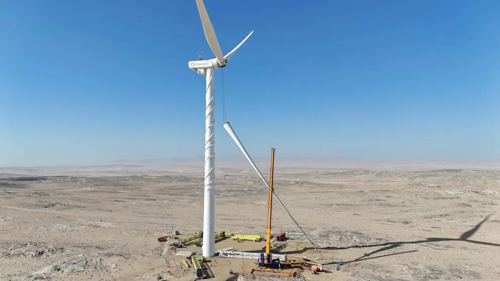 Instalaci&oacute;n del aerogenerador en Namibia. NABRAWIND