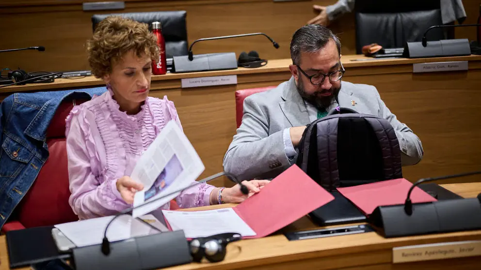 Mar&iacute;a Chivite, presidenta del Gobierno de Navarra, junto a Javier Rem&iacute;rez, vicepresidente del Gobierno de Navarra, durante el Pleno del Parlamento. PABLO LASAOSA