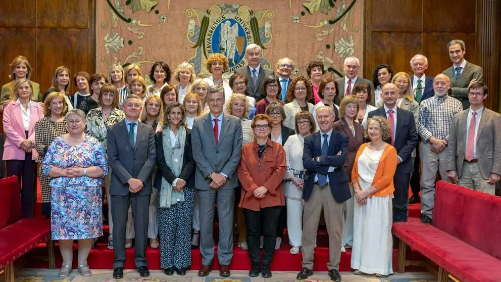 Los homenajeados, junto a miembros del Consejo de Direcci&oacute;n de la Cl&iacute;nica, en el Aula Magna de la Universidad de Navarra.