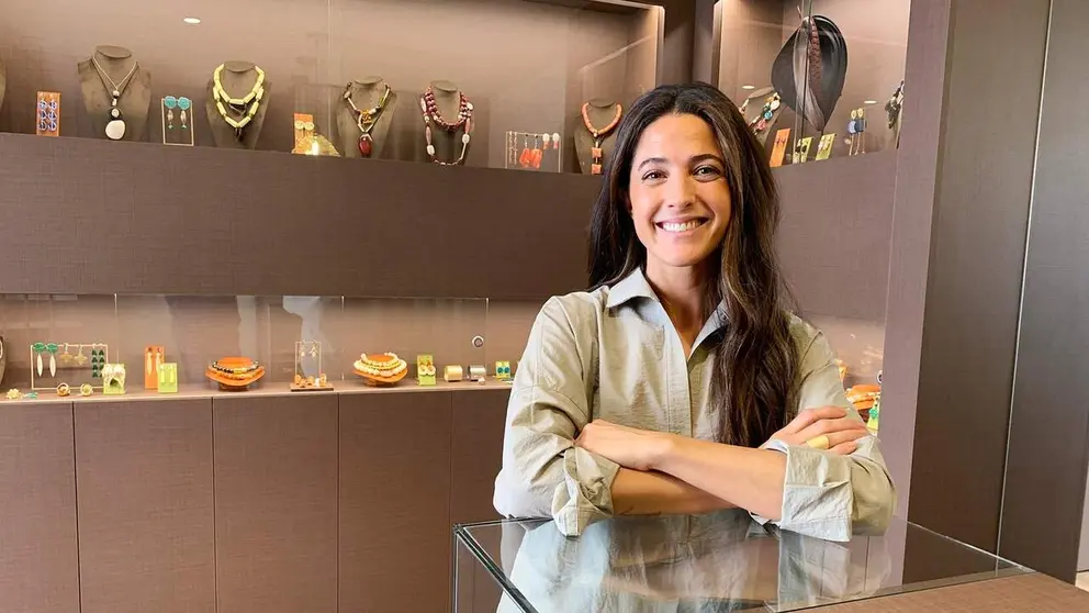 Estela Basterrechea en su tienda de joyer&iacute;a y bisuter&iacute;a de autor en la calle Amaya de Pamplona. Navarra.com