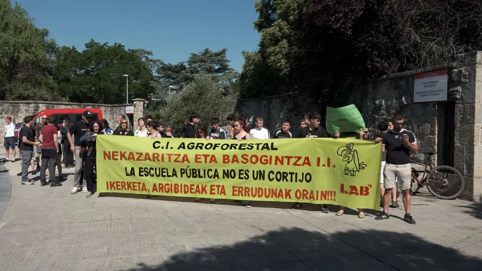 Protesta ante el CI Agroforestal de Pamplona. SINDICATO LAB