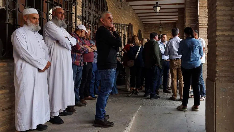 Autoridades y vecinos de la localidad navarra de Arguedas se han concentrado este martes ante la Casa Consistorial del pueblo para mostrar su dolor y su repulsa por la muerte violenta de Saida El Yousif, EFE/Villar L&oacute;pez