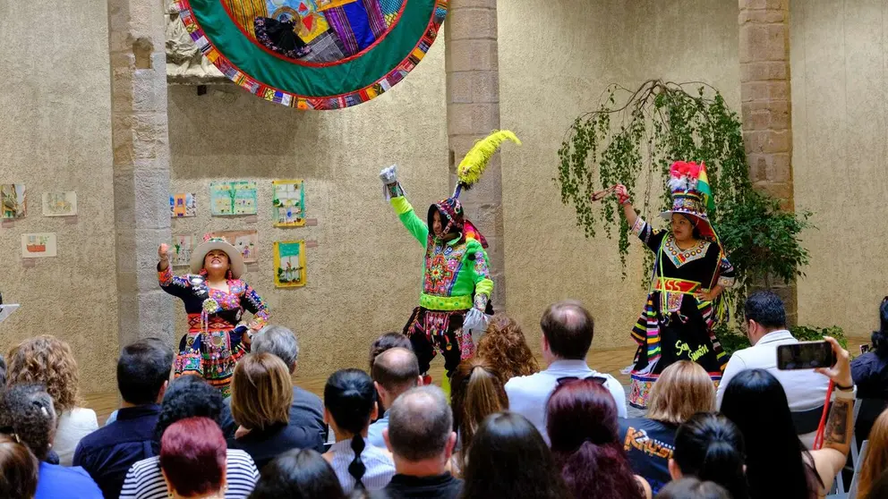 Representaci&oacute;n de una danza durante la celebraci&oacute;n en Pamplona del D&iacute;a Mundial de la Diversidad Cultural. AYUNTAMIENTO DE PAMPLONA