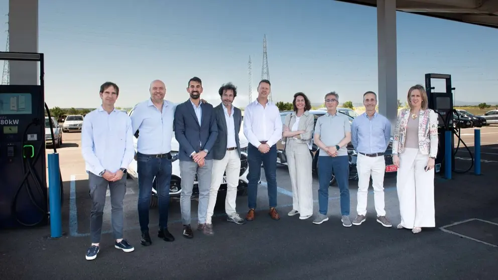 Fotograf&iacute;a de familia de los participantes en el evento. LUZE HOTELES