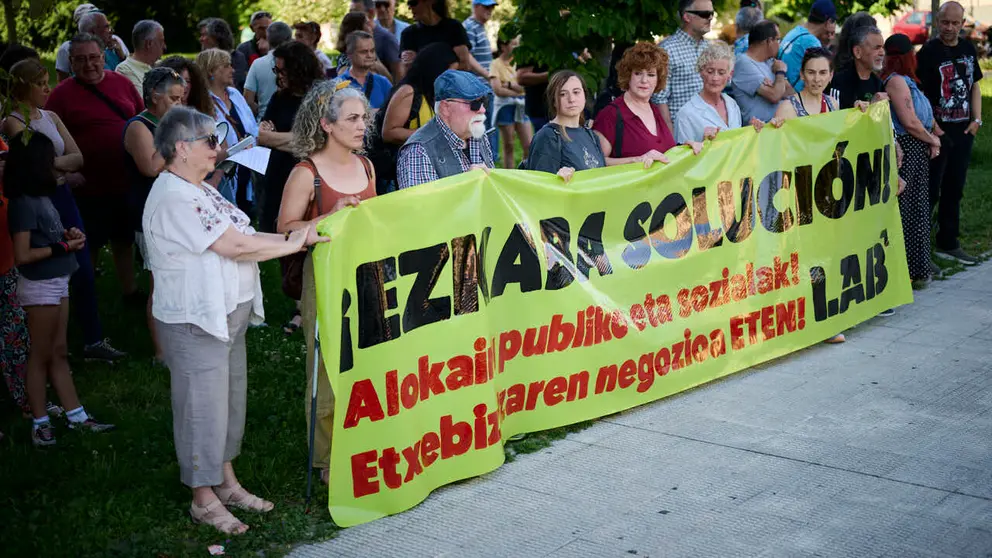 Concentraci&oacute;n de vecinos de Ezkaba contra la descalificaci&oacute;n de 190 viviendas. PABLO LASAOSA