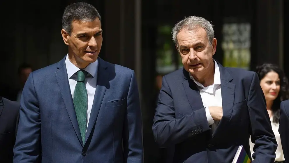 El presidente del Gobierno, Pedro S&aacute;nchez; el expresidente del Gobierno Jos&eacute; Luis Rodr&iacute;guez Zapatero. ARCHIVO