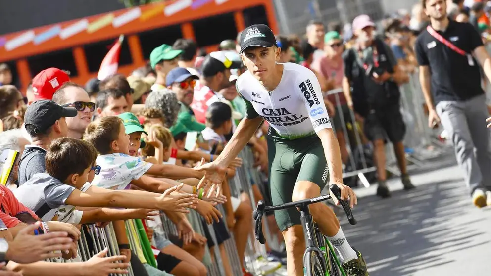Jaume Guarde&ntilde;o saludando a unos aficionados. Foto equipo Caja Rural.