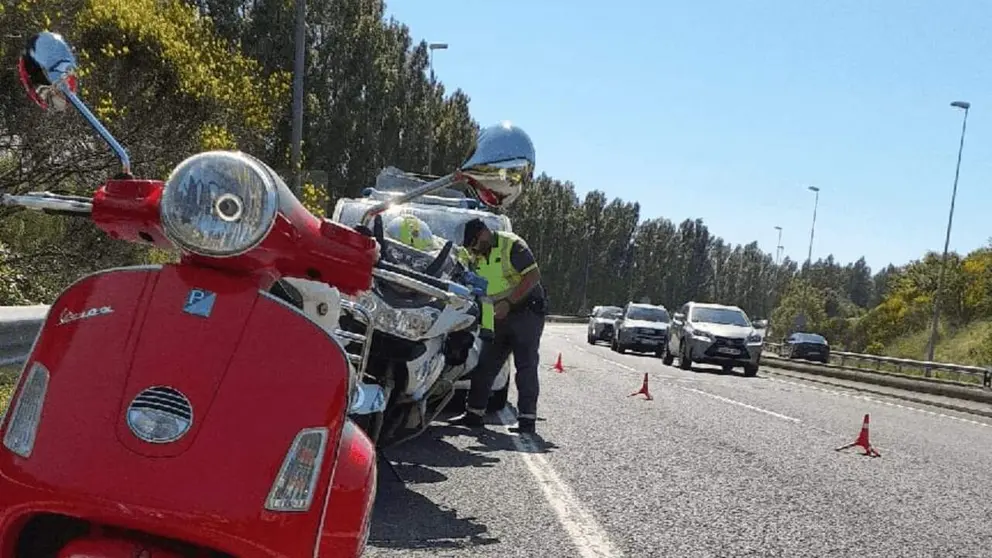 Imagen de la moto siniestrada en Anso&aacute;in. GUARDIA CIVIL