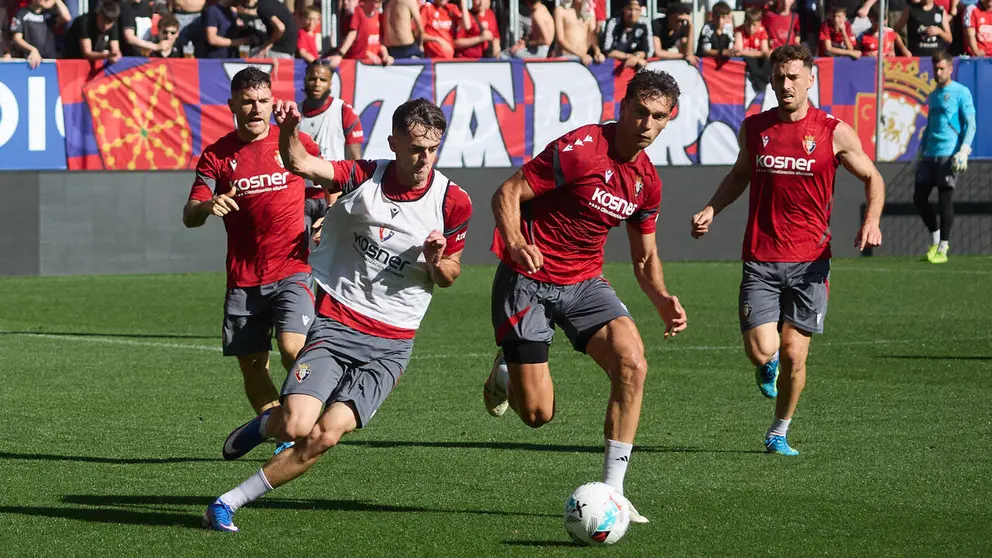 Entrenamiento de Osasuna a puerta abierta en El Sadar para recibir el apoyo de la afici&oacute;n y preparar el decisivo partido para la permanencia en La Liga EA Sport en Getafe. I&Ntilde;IGO ALZUGARAY