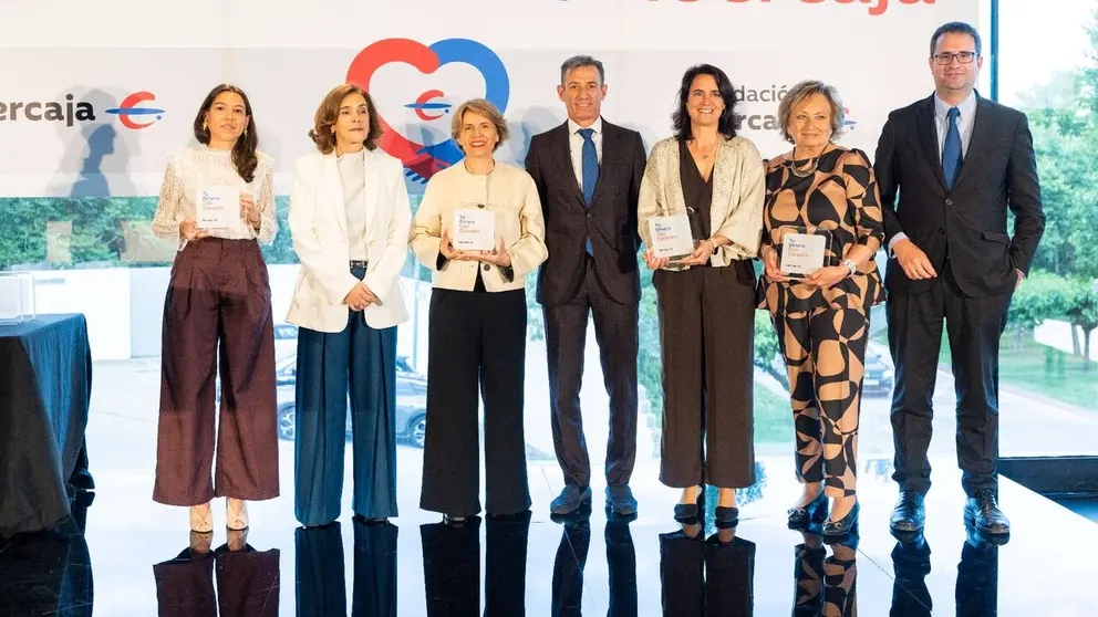 Elena Belzunce, directora de Desarrollo del ICS (tercera izda.), recibe el premio otorgado al Proyecto Pallium en Espa&ntilde;a en la convocatoria Tu Dinero con Coraz&oacute;n de Ibercaja. CEDIDA