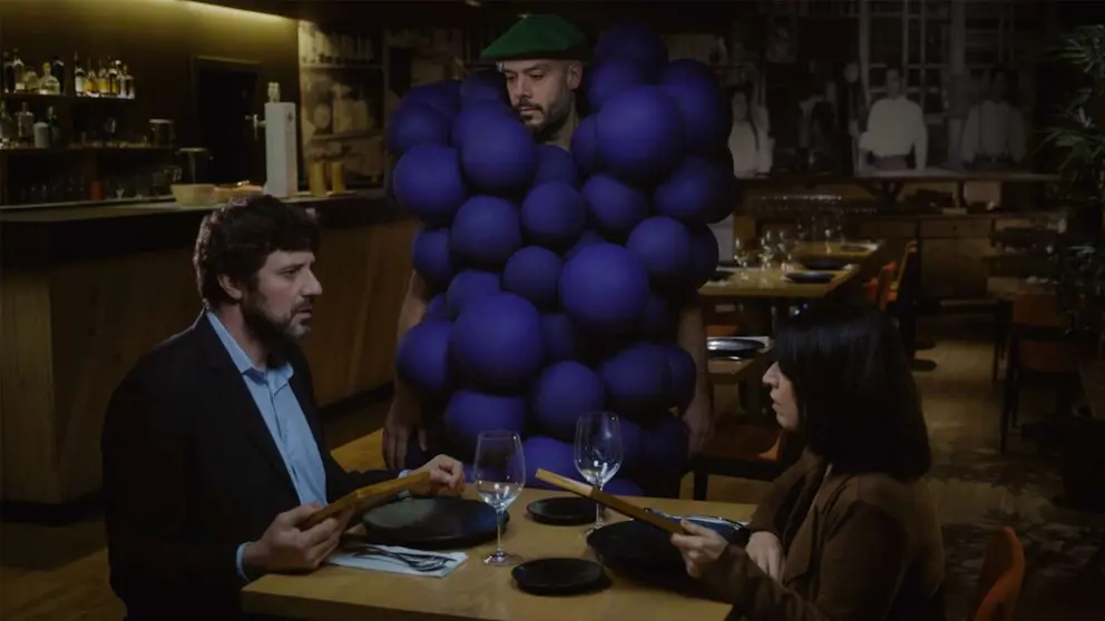 Fotograma de un v&iacute;deo de la campa&ntilde;a 'Pide con orgullo, pide Vinos D.O. Navarra'. CEDIDA