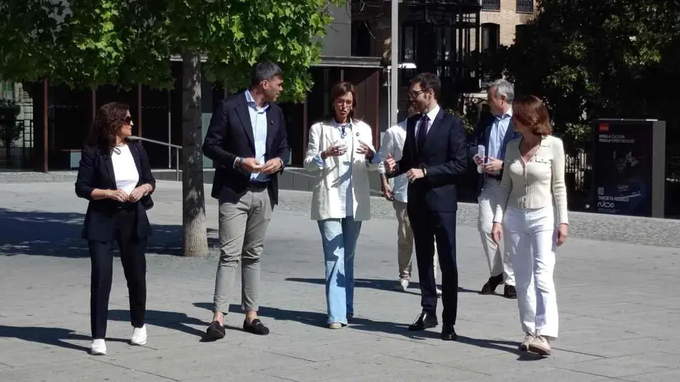 Maribel Garc&iacute;a Malo, Javier Garc&iacute;a, Carmen F&uacute;nez, Sergio Sayas e Irene Royo este viernes en Pamplona.