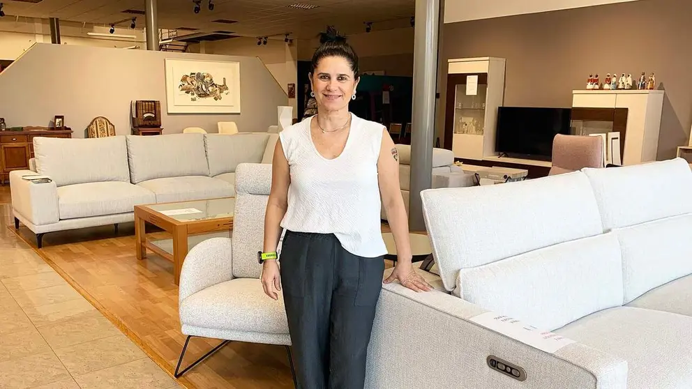 Maite Alz&oacute;rriz est&aacute; al frente de la tienda exposici&oacute;n Madera Viva. Navarra.com