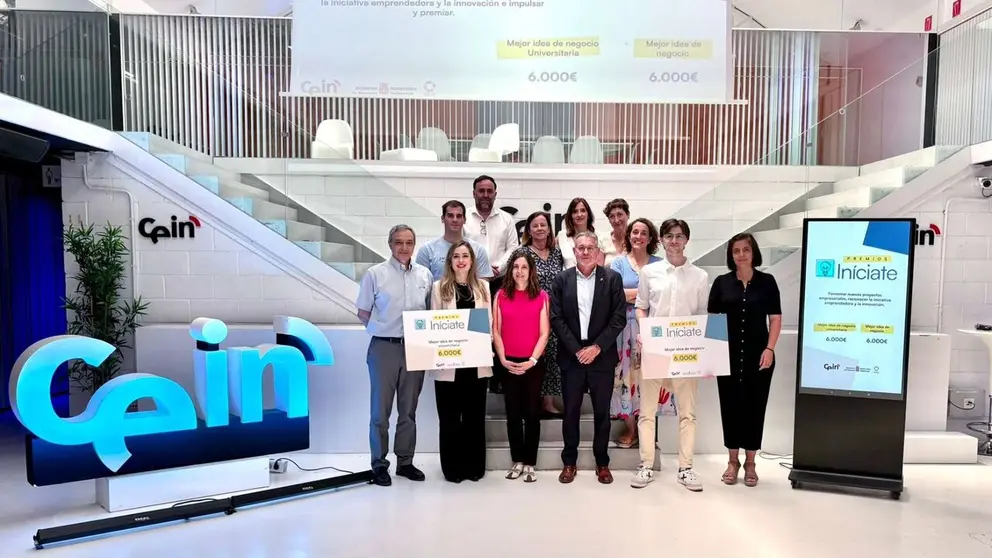 El consejero Juan Luis Garc&iacute;a y Uxue Itoiz, con representantes de los proyectos galardonados.  GOBIERNO DE NAVARRA