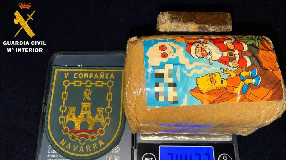 Imagen del paquete de hach&iacute;s intervenido. GUARDIA CIVIL