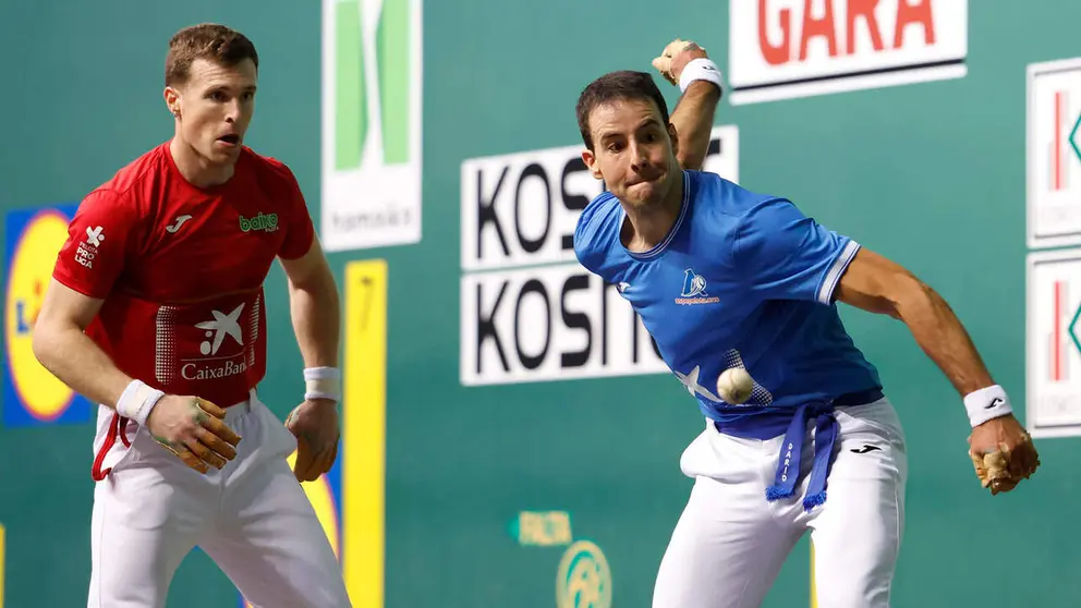 El pelotari gipuzkoano I&ntilde;aki Artola y el riojano Dar&iacute;o G&oacute;mez (azul) disputan la final del Campeonato Manomanista de pelota vasca en el Navarra Arena  EFE/ Jesus Diges