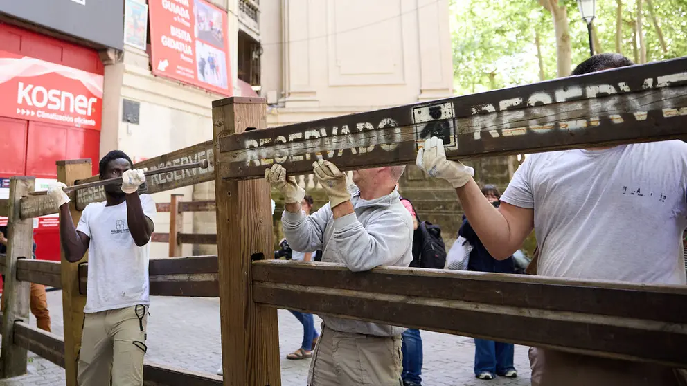 Operarios de la carpinter&iacute;a Hermanos Aldaz Remiro comienzan a instalar el vallado del encierro para los Sanfermines de 2026. I&Ntilde;IGO ALZUGARAY