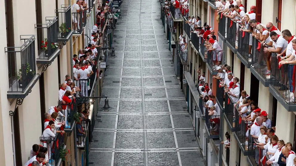 Aspecto de la calle Estafeta antes del inicio del primer encierro de los Sanfermines 2025, protagonizado por los toros de la ganader&iacute;a gaditana de Fuente Ymbro en Pamplona. EFE/ Jes&uacute;s Diges