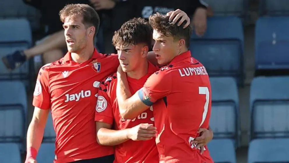 Ander Yoldi y Carlos Lumbreras, abrazan a Bonel (centro), en un partido de Osasuna Promesas de la temporada 25-26.