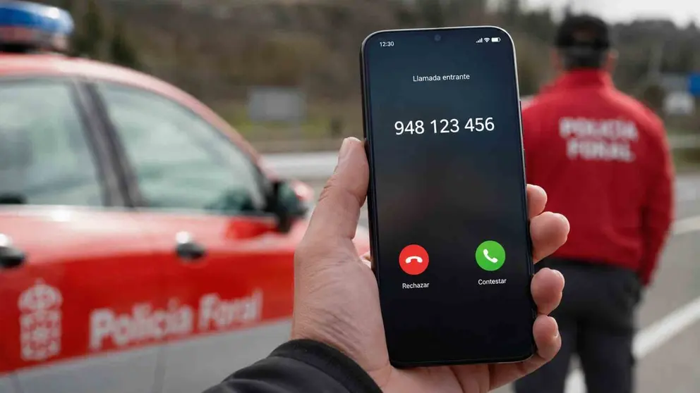 Un tel&eacute;fono m&oacute;vil sonando ante una patrulla de la Polic&iacute;a Foral. Imagen generada por IA.