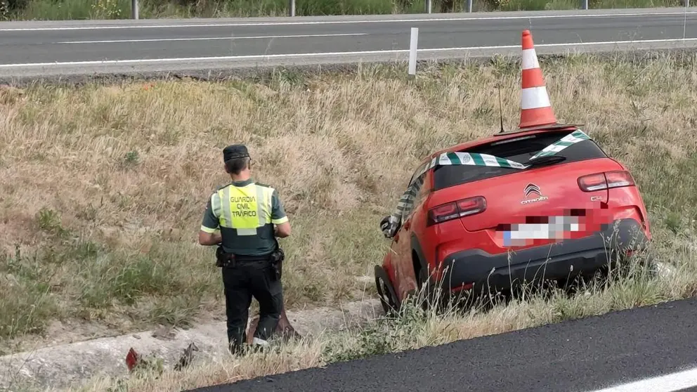 Un guardia civil atiende el siniestro ocurrido en la AP-15. CEDIDA