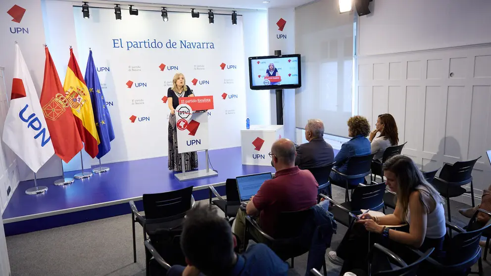La presidenta de UPN, Cristina Ibarrola, presenta la propuesta de conclusiones de la formaci&oacute;n regionalista en la comisi&oacute;n de investigaci&oacute;n del Parlamento de Navarra sobre adjudicaciones p&uacute;blicas. I&Ntilde;IGO ALZUGARAY