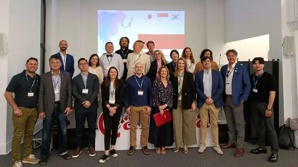 Imagen de familia de las bodegas que han participado en la cata. CEDIDA