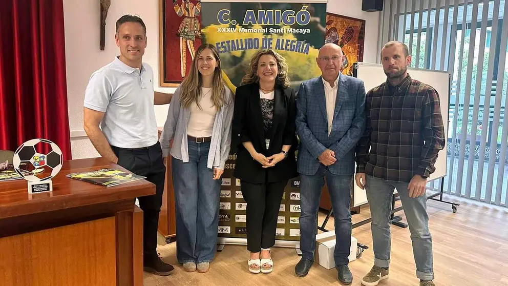 De izquierda a derecha, Borja Macaya; Sandra Mu&ntilde;oz, representante del Instituto Navarro del Deporte y de la Actividad F&iacute;sica; Sonia Alfaro, directora del colegio Luis Amig&oacute;; Jos&eacute; Carlos Garde, vicepresidente de la Federaci&oacute;n Navarra de F&uacute;tbol; e Ibai Ardanaz, representante del Club Atl&eacute;tico Osasuna