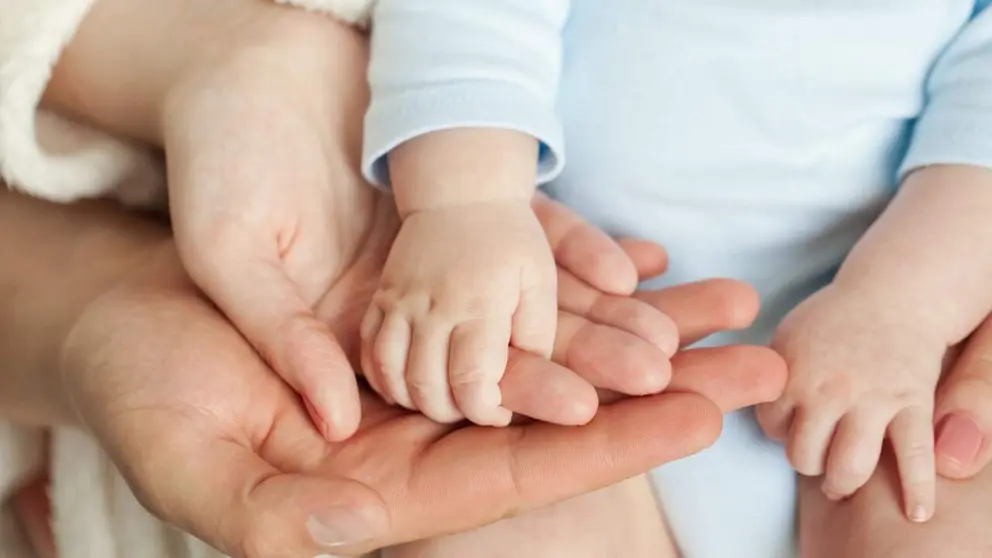 Imagen de archivo de unos padres con un beb&eacute;. FUNDACI&Oacute;N "LA CAIXA"