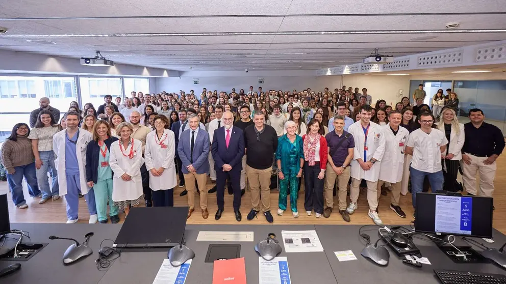 El consejero Dom&iacute;nguez junto a los nuevos residentes que han elegido Navarra para su formaci&oacute;n sanitaria. GOBIERNO DE NAVARRA