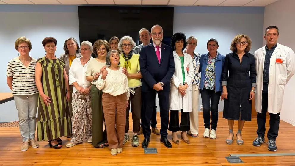 El consejero de Salud, Fernando Dom&iacute;nguez Cunchillos, la gerente del &Aacute;rea de Salud de Estella, Mar&iacute;a Mar Paternain, junto a los profesionales jubilados. GOBIERNO DE NAVARRA